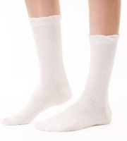 Bawełniane skarpety damskie ażurowe z falbanką Steven Comet 066-3D kolor kremowy ecru