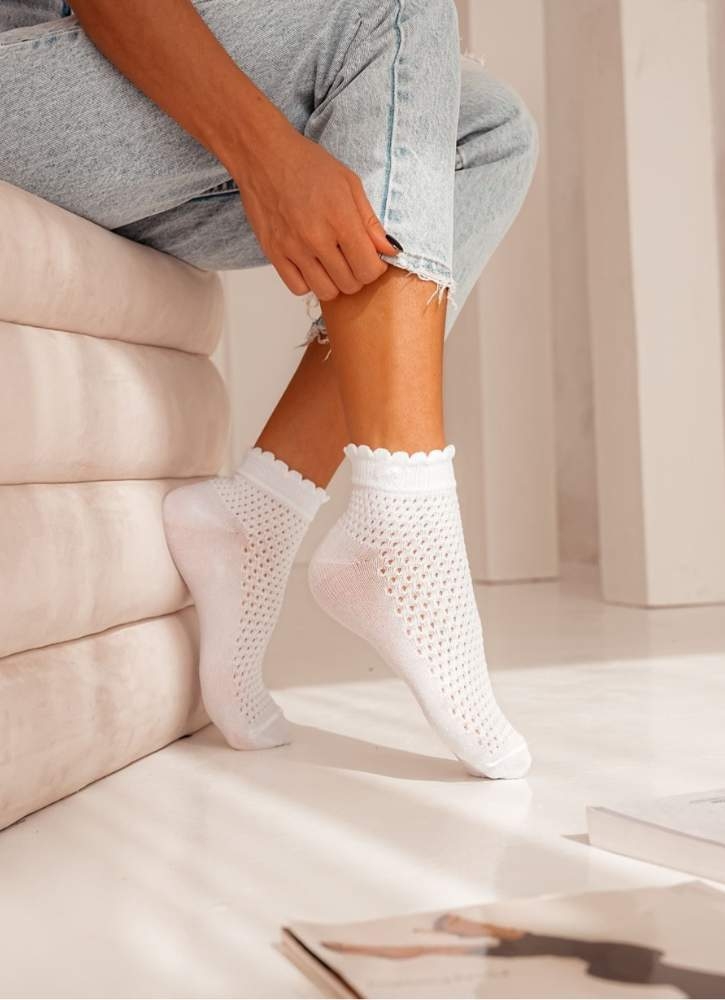 Bawełniane skarpetki damskie ażurowe z kokardką 1115 Milena kolor biały