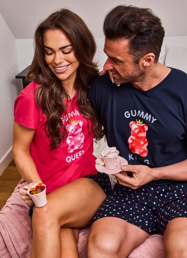 Para w pasujących piżamach Cornette z motywem Gummy Bear Romantyczne piżamy z żelkowym misiem dla niej i dla niego – zestaw piżam dla par cornette idealny prezent na Walentynki.jpg