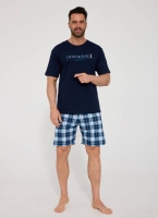 Męska piżama Cornette model Lighthouse, granatowy t-shirt z napisem i krótkie spodenki w kratę.