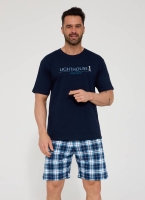 Męska piżama Cornette model 326-215 Lighthouse, granatowy t-shirt z napisem i krótkie spodenki w kratę.