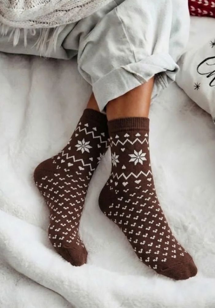brązowe-skarpetki-damskie-swiateczne-milena-gwiazdki-i-serduszka-1283052.jpg