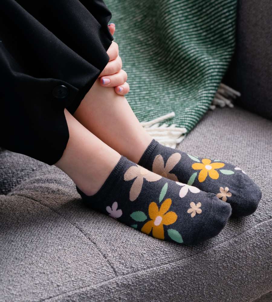 stopki-damskie-w kwiatki-steven-021-063-grafit