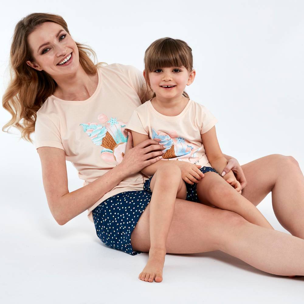 letni-zestaw-piżam-rodzinnych-dla-mamy-i-córki-z-krótkim-rękawem-cornette-delicious